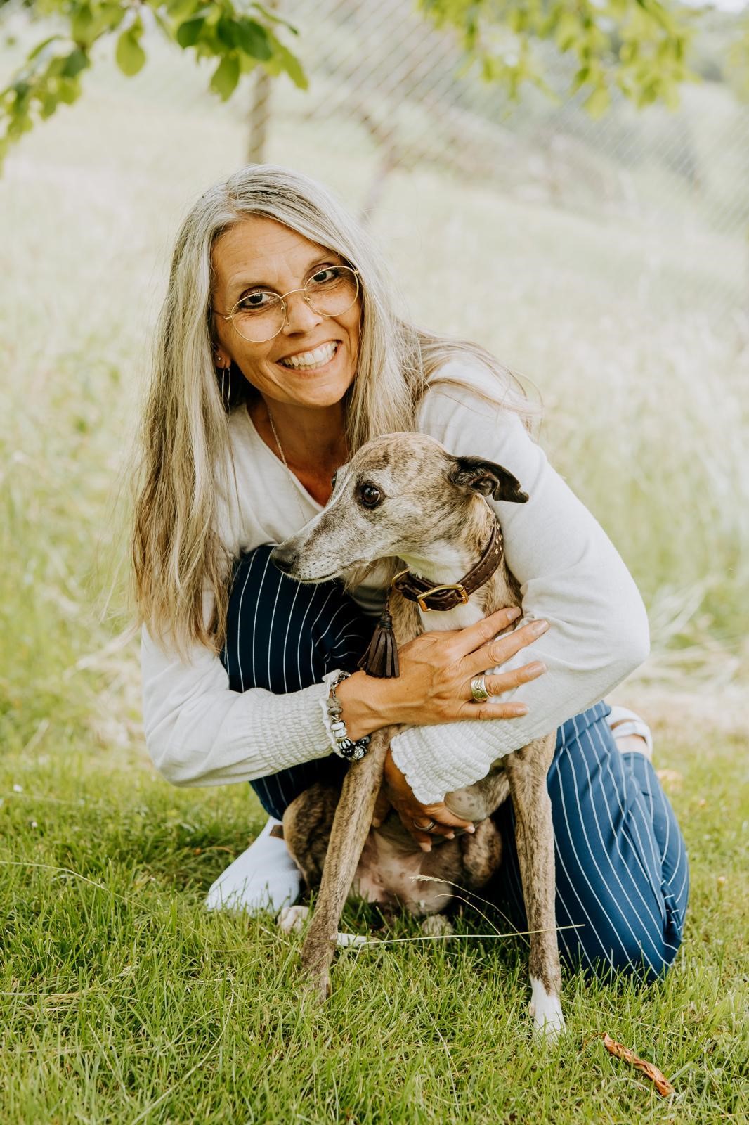 Sabine Rossigon mit Bürohund Arya
